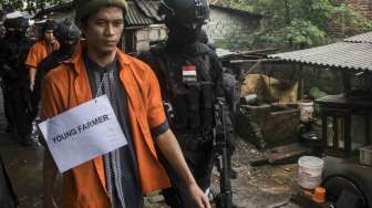 Rrekonstruksi rencana pembuatan bom di Antapani, Bandung, Jawa Barat, Kamis (26/10).