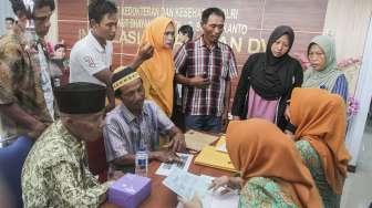 Keluarga korban kebakaran pabrik mercon di Kosambi mendatangi posko pengaduan kehilangan keluarga di RS Polri Kramat Jati, Jakarta, Jumat (27/10).