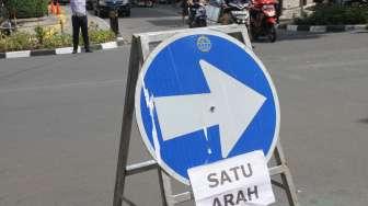 Petugas dinas Perhubungan melakukan pengalihan arus kendaraan saat melakukan uji coba sistem satu arah (SSA) di sepanjang Jalan Melawai, Jakarta, Jumat (27/10).