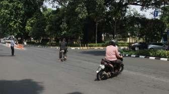 Petugas dinas Perhubungan melakukan pengalihan arus kendaraan saat melakukan uji coba sistem satu arah (SSA) di sepanjang Jalan Melawai, Jakarta, Jumat (27/10).