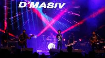 Penampilan grup band D'Masiv saat tampil di acara Soundscape, di kawasan Ancol, Jakarta, Sabtu (28/10/2017). [Suara.com/Oke Atmaja]