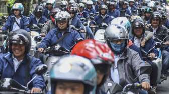 Sejumlah pengguna sepeda motor listrik mengikuti konvoi motor listrik, di Jakarta, Sabtu (28/10).