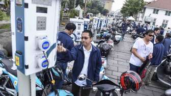 Sejumlah pengguna sepeda motor listrik mengikuti konvoi motor listrik, di Jakarta, Sabtu (28/10).