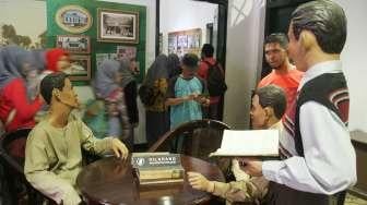 Sejumlah murid SD berkunjung ke Museum Sumpah Pemuda, Jalan Kramat Raya, Jakarta Pusat, Sabtu (28/10).