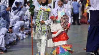 Festival Busana Berbahan Limbah dalam rangkaian peringatan Hari Sumpah Pemuda ke-89 di Serang, Banten, Sabtu (28/10).