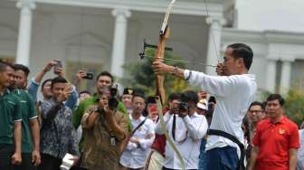 Presiden Joko Widodo menghadiri peringatan Hari Sumpah Pemuda ke-89 di Halaman Istana Bogor, Jawa Barat, Sabtu (28/10).