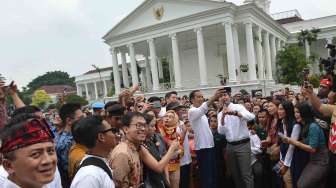 Presiden Joko Widodo menghadiri peringatan Hari Sumpah Pemuda ke-89 di Halaman Istana Bogor, Jawa Barat, Sabtu (28/10).