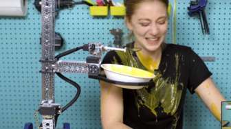 Lihat! Aksi Robot Lucu Sajikan Sup untuk YouTubers Ini