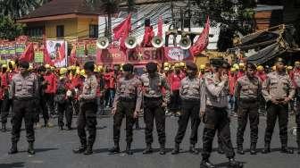 Kongres Aliansi Serikat Buruh Indonesia (KASBI) menggelar aksi longmarch dari Jalan MH Thamrin menuju Istana, Jakarta, Senin (30/10).