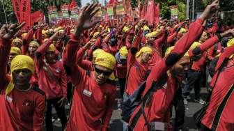 Kongres Aliansi Serikat Buruh Indonesia (KASBI) menggelar aksi longmarch dari Jalan MH Thamrin menuju Istana, Jakarta, Senin (30/10).