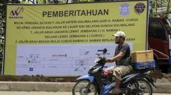 Kendaraan melintas di ruas Jalan Arteri Kalimalang menuju arah Jakarta dan Bekasi, Kota Bekasi, Senin (30/10).