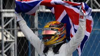 Pebalap Mercedes asal Inggris, Lewis Hamilton, merayakan capaian Juara Dunia Formula 1 (F1) musim 2017, usai finis di posisi kesembilan di Sirkuit Hermanos Rodriguez, GP Meksiko, Minggu (29/10/2017) waktu setempat. [Ronaldo Schemidt/AFP]