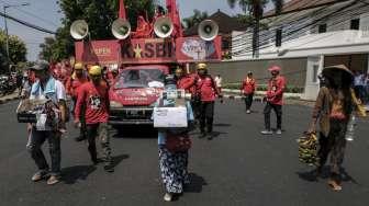 Kongres Aliansi Serikat Buruh Indonesia (KASBI) menggelar aksi longmarch dari Jalan MH Thamrin menuju Istana, Jakarta, Senin (30/10).