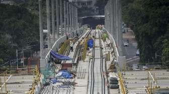 Pekerja melakukan pemasangan rel pada proyek pembangunan Mass Rapid Transit (MRT) di Jakarta, Selasa (31/10).