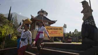 Umat Hindu merayakan Hari Raya Galungan di tengah situasi aktifitas Gunung Agung pada level siaga di Pura Besakih, Karangasem, Bali, Rabu (1/11).