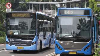 Bus Transjakarta melintas di Halte Dukuh Atas, Jakarta, Rabu (1/11).