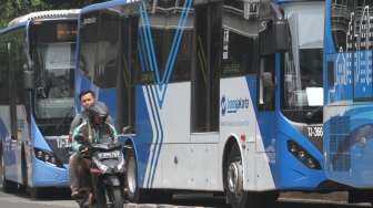 Bus Transjakarta melintas di Halte Dukuh Atas, Jakarta, Rabu (1/11).