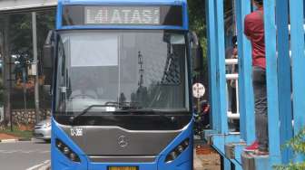 Bus Transjakarta melintas di Halte Dukuh Atas, Jakarta, Rabu (1/11).