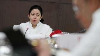 Menteri Koordinator bidang Pembangunan Manusia dan Kebudayaan (Menko PMK) Puan Maharani memimpin rapat tingkat menteri, di Kemenko PMK, Jakarta, Rabu (1/11).