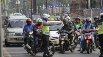 Petugas Satuan Polisi Lalu Lintas melakukan penindakan terhadap  pengendara kendaraan yang tidak memiliki kelengkapan surat saat Operasi Zebra 2017 di Kawasan Kebon Nanas, Jakarta, Selasa (1/11).