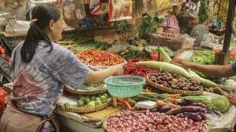 Aktivitas pedagang bahan makanan di Pasar Jambul, Jakarta, Kamis (2/11).