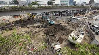 Pekerja menyelesaikan proyek pembangunan underpass Matraman di Jakarta, Jumat (3/11).