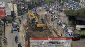 Pekerja menyelesaikan proyek pembangunan underpass Matraman di Jakarta, Jumat (3/11).