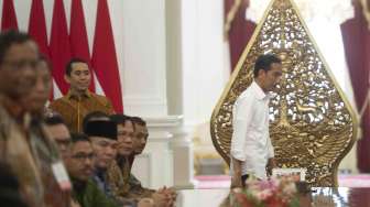 Presiden Joko Widodo menerima Ketua Presidium Korps Alumni Himpunan Mahasiswa Islam (KAHMI) Mahfud MD dan anggota KAHMI lainnya di Istana Merdeka, Jakarta, Jumat (3/11).