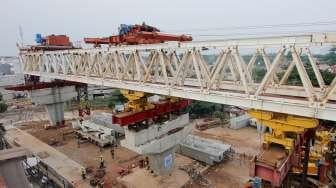 Pekerja menyelesaikan proyek pembangunan flyover Bintaro, Jakarta, Jumat  (3/11).