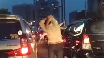 Macet Panjang, Lelaki Ini "Streching" di Tengah Jalan