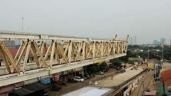 Pekerja menyelesaikan proyek pembangunan flyover Bintaro, Jakarta, Jumat  (3/11).