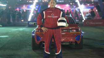 Drifter Indonesia Dika CH beraksi pada sesi Taxi Drift dalam Intersport World Stage 2017 di Halaman Parkir Barat JIExpo, Jakarta, Sabtu (4/11).