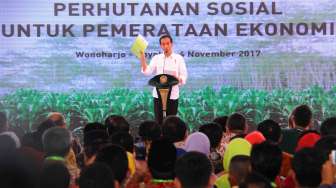 Jokowi Serahkan Izin Pemanfaatan Hutan Sosial di Madiun