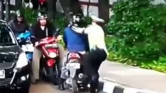 Peluk dari Belakang, Cara Polisi Tangkap Pemotor Ini Amat Kocak!