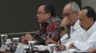 Menteri Koordinator bidang Pembangunan Manusia dan Kebudayaan (Menko PMK) Puan Maharani memimpin rapat tingkat menteri, di Kemenko PMK, Jakarta, Senin (6/11).
