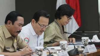 Menteri Koordinator bidang Pembangunan Manusia dan Kebudayaan (Menko PMK) Puan Maharani memimpin rapat tingkat menteri, di Kemenko PMK, Jakarta, Senin (6/11).