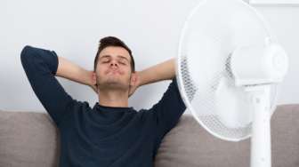 Tidur Menghadap Kipas Angin, Benarkah Berbahaya Bagi Kesehatan?