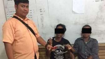 Lagi Asyik Nyabu di Warung, Ayah dan Anak Diciduk Polisi