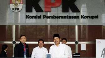 Bupati Purwakarta Dedi Mulyadi datang ke Gedung KPK di Jakarta, Selasa (7/11).