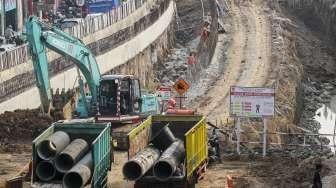 Pekerja menyelesaikan proyek pembangunan underpass Mampang-Kuningan di Jalan Mampang Prapatan Raya, Jakarta, Selasa (7/11).