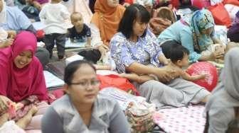 Kementerian Kesehatan menggelar pijat bayi massal di Gedung Kemenkes, Jakarta, Selasa (7/11).