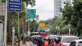 Sejumlah pengendara sepeda motor terlihat melintas di kawasan Jalan MH Thamrin-Medan Merdeka Barat, Jakarta, Selasa (7/11/2017). [Suara.com/Kurniawan Mas'ud]