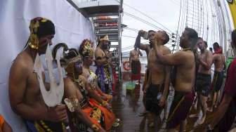 Taruna Akademi Angkatan Laut (AAL) tingkat III angkatan 64 beserta prajurit KRI Bima Suci mengikuti prosesi mandi katulistiwa di geladak KRI Bima Suci ketika melintasi garis katulistiwa di Perairan Indonesia, Senin (6/11).