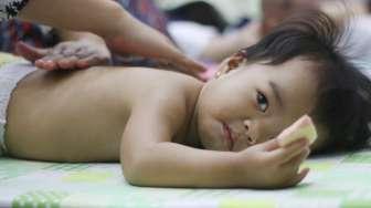 Bukan Cuma Bikin Sehat, Pijat Bayi Juga Bangun Kedekatan Anak dengan Orangtua