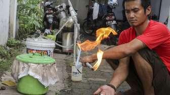 Pengolahan sampah plastik menjadi bahan bakar minyak (BBM) dengan metode destilasi kering di kawasan Pengadegan, Pancoran, Jakarta, Rabu (8/11).