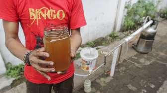 Pengolahan sampah plastik menjadi bahan bakar minyak (BBM) dengan metode destilasi kering di kawasan Pengadegan, Pancoran, Jakarta, Rabu (8/11).