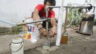 Pengolahan sampah plastik menjadi bahan bakar minyak (BBM) dengan metode destilasi kering di kawasan Pengadegan, Pancoran, Jakarta, Rabu (8/11).