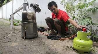 Pengolahan sampah plastik menjadi bahan bakar minyak (BBM) dengan metode destilasi kering di kawasan Pengadegan, Pancoran, Jakarta, Rabu (8/11).