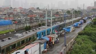 Gubuk-gubuk pemukiman liar yang berdiri di Kanal Banjir Barat (KBB) Tanah Abang, Jakarta, Rabu (8/11).