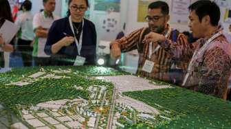 Beberapa pengunjung tampak menyaksikan berbagai maket, rancangan dan objek lain dalam pameran infrastruktur yang digelar di Jakarta Convention Center (JCC), Senayan, Jakarta, Rabu (8/11/2017). [Suara.com/Kurniawan Mas'ud]